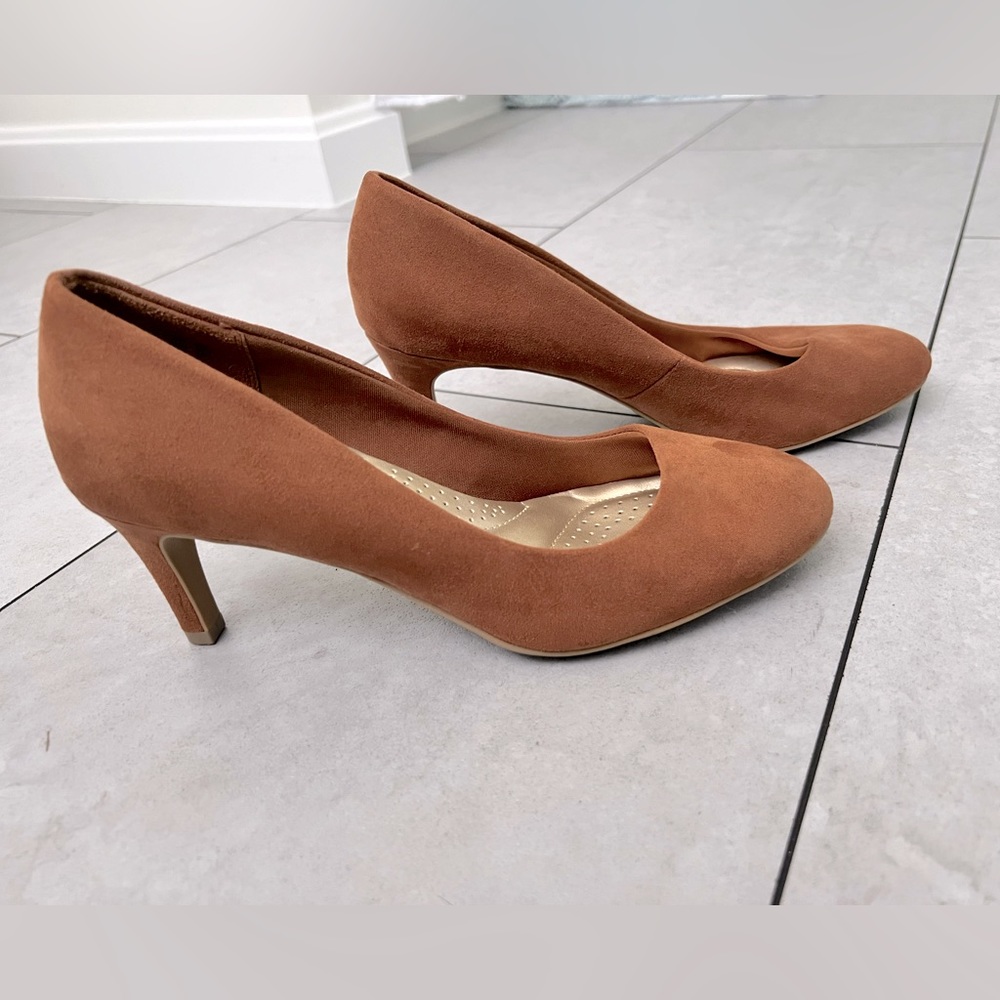 Dexflex comfort Size 8.5 Brown Almond Toe Pump